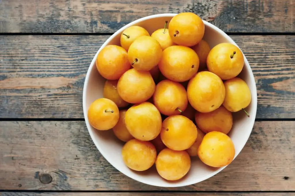 how to freeze yellow plums